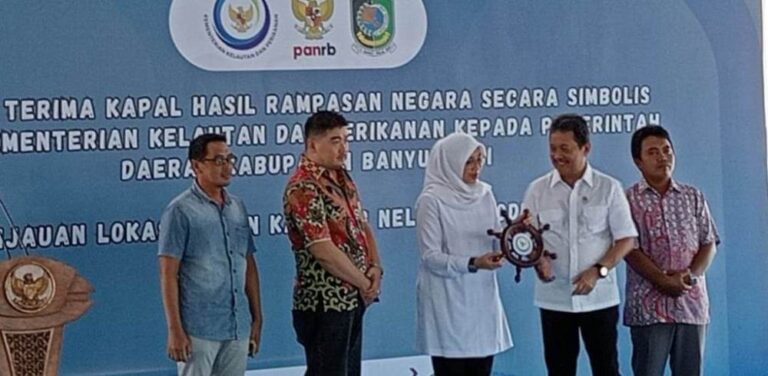 Menteri KKP Sakti Wahyu Trenggono menyerahkan simbolis hibah dua unit kapal sitaan ke Bupati Banyuwangi Ipuk Fiestiandani, Sabtu (30/3/2024). (Foto/udi)