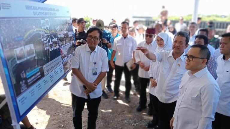 Menteri Kelautan dan Perikanan Sakti Wahyu Trenggono bersama Menpan RB, Abdulah Azwar Anas melihat rencana pembangunan Kalamo di pesisir Lateng, Banyuwangi, Sabtu (30/3/2024). (Foto/udi)