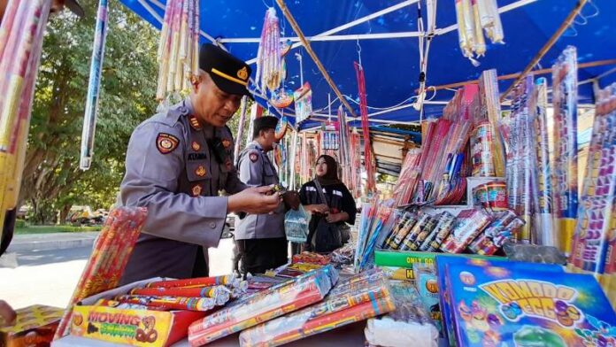 Kapolsek Kota Banyuwangi AKP Kusmin memimpin razia petasan di pasar Banyuwangi, Sabtu (30/3/2024). (Foto/ist)
