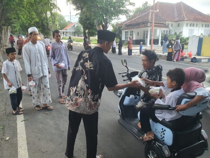 Remaja Masjid Salman Al -Farisi komplek RS Yasmin membagikan takjil ke pengguna jalan, Minggu (24/3/2024) sore. (Foto/ist)