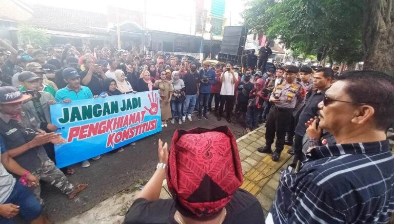 Massa pendukung caleg mendatangi kantor Bawaslu Banyuwangi, Rabu (6/3/2024) siang. (Foto/udi)