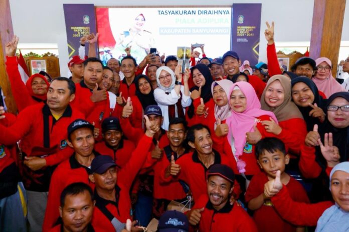 Bupati Ipuk Fiestiandani bersama para pesapon merayakan keberhasilan Adipura, Rabu (6/3/2024). (Foto/ist)