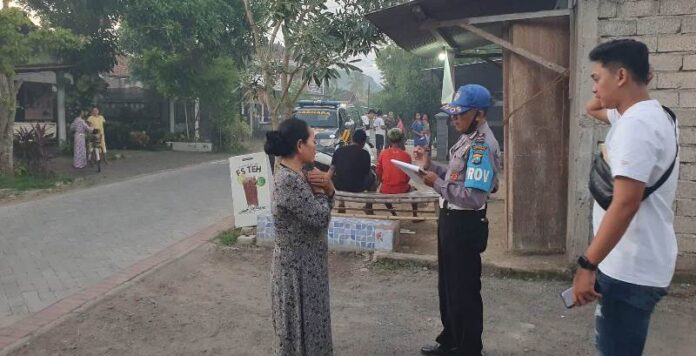 Polisi melakukan olah TKP ledakan petasan yang melukai bocah di Bangorejo, Banyuwangi. (Foto/ist)