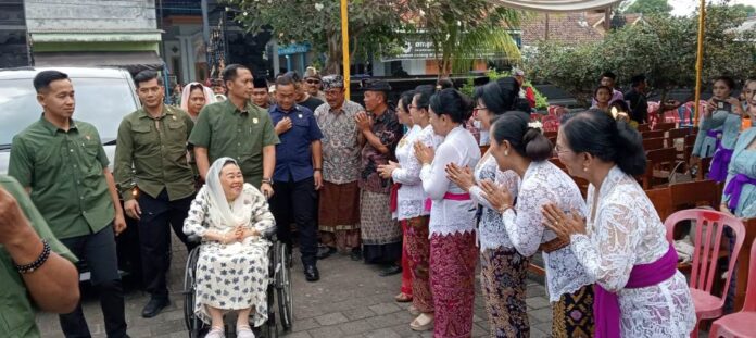 Sinta Nuriyah Wahid disambut umat Hindu di Pura Agung Blambangan, Banyuwangi Selasa (26/3/2024). (Foto/udi)