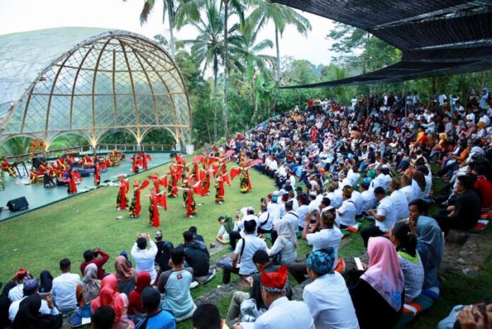Wisatawan memadati arena sendra tari meras Gandrung di Taman Gandrung Terakota, Licin, Banyuwangi. (Foto/Humas Pemkab Banyuwangi)