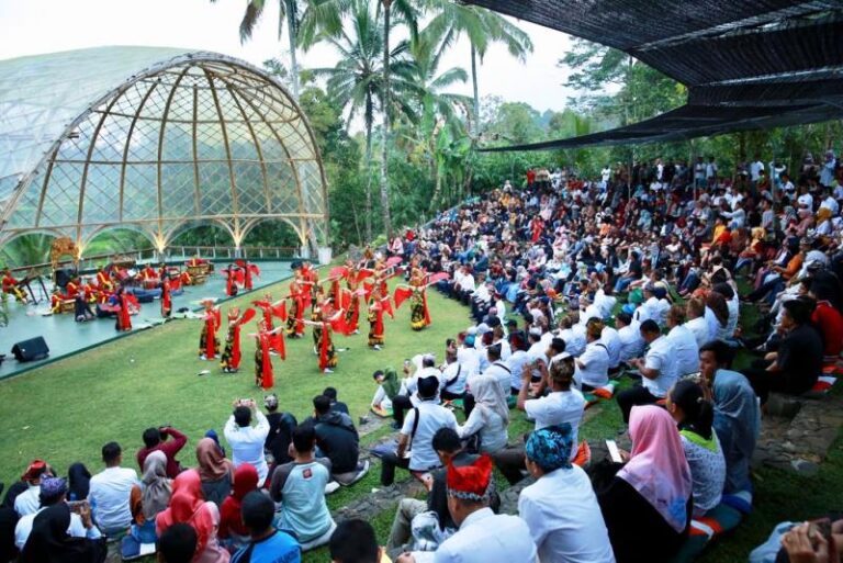 Wisatawan memadati arena sendra tari meras Gandrung di Taman Gandrung Terakota, Licin, Banyuwangi. (Foto/Humas Pemkab Banyuwangi)