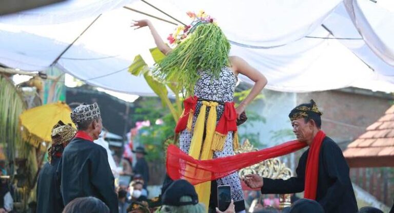 Penari Seblang sedang menari dalam kondisi kesurupan dalam ritual Seblang di Desa Olehsari, Kecamatan Glagah. (Foto/Humas Pemkab Banyuwangi)