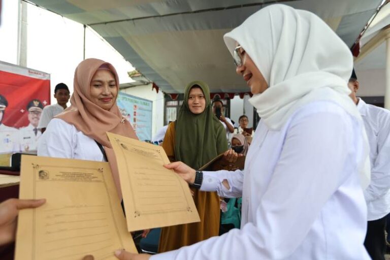 Bupati Banyuwangi Ipuk Fiestiandani menyerahkan dokumen kependudukan kepada warga. (Foto/ist)