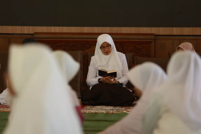 Bupati Banyuwangi Ipuk Fiestiandani mengikuti kegiatan Khotmil Quran di Pendopo Saba Swagata Blambangan, Rabu (27/3/2024). (Foto/ist)