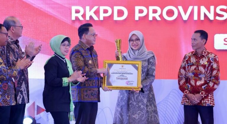 Bupati Banyuwangi Ipuk Fiestiandani menerima penghargaan dari Pemprov Jatim, Rabu (3/4/2024). (Foto/Humas Pemkab Banyuwangi)