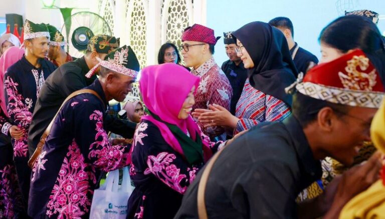 Bupati Banyuwangi Ipuk Fiestiandani menyalami diaspora Banyuwangi dari berbagai wilayah Indonesia dan mancanegara di Pendopo Banyuwangi, Sabtu (13/4/2024). (Foto/Humas Pemkab Banyuwangi)