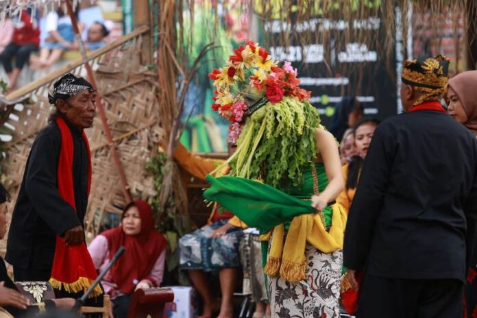Penari Seblang di Desa Olehsari, Kecamatan Glagah, Banyuwangi menari dalam kondisi kesurupan, Rabu (17/4/2024). (Foto/Humas Pemkab Banyuwangi)