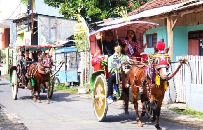 Warga Boyolangu, Banyuwangi menggelar tradisi puter kayun, Jumat (19/4/2024). (Foto/Humas Pemkab Banyuwangi)