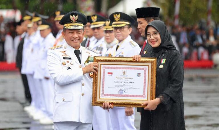 Bupati Banyuwangi Ipuk Fiestiandani menerima penghargaan dari Mendagri Tito Karnavian, Kamis (25/4/2024). (Foto/Humas Pemkab Banyuwangi)