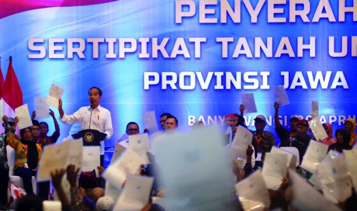 Presiden Jokowi menyerahkan sertipikat Tora kepada warga Banyuwangi, Selasa (30/4/2024). (Foto/Humas Pemkab.Banyuwangi)
