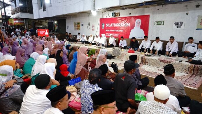 Bupati Ipuk Fiestiandani buka bersama pedagang pasar, Selasa (26/3/2024). (Foto/ist)