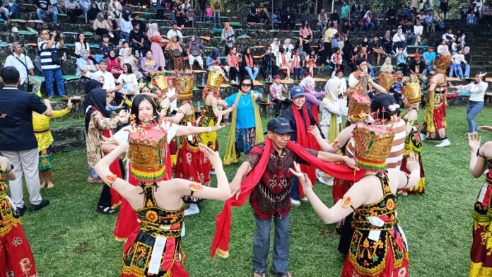 Ritual Meras Gandrung, Tradisi Wisuda Penari Gandrung Banyuwangi