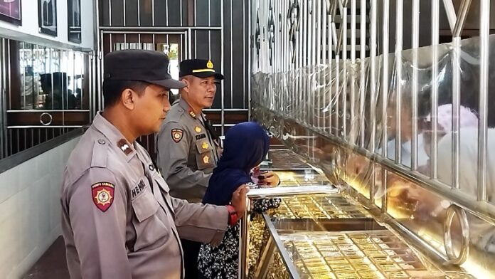 Polisi di Banyuwangi memperketat pengamanan toko emas jelang datangnya Lebaran. (Foto/ist)