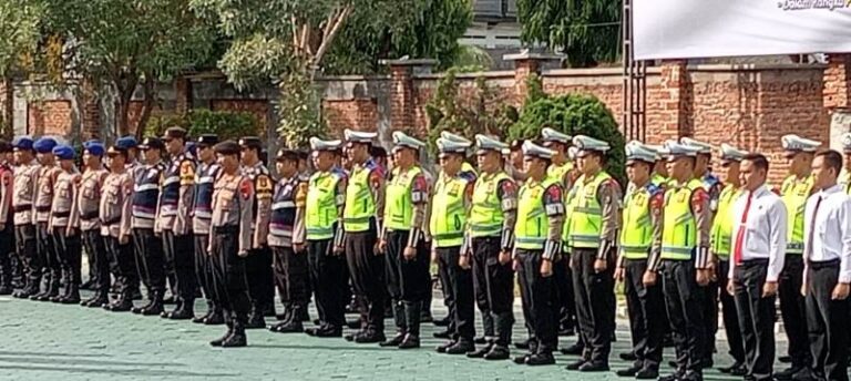 Apel gelar pasukan pengamanan Operasi Ketupat 2024 di Mapolresta Banyuwangi, Rabu (3/4/2024). (Foto/udi)
