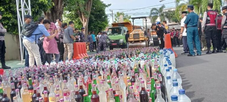 Pemusnahan miras di halaman Polresta Banyuwangi, Rabu (3/4/2024). (Foto/udi)