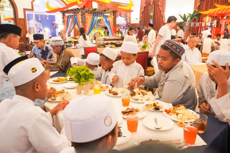 Berbagi Kebahagiaan, Hotel Majapahit Surabaya MGallery Ajak Napak Tilas Anak Yatim Piatu