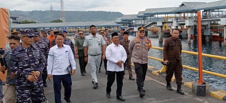 Wabup Banyuwangi Sugirah bersama Kapolresta Banyuwangi Kombes Pol. Nanang Haryono dan Danlanal Banyuwangi, Letkol Laut (P) Hafidz melihat persiapan arus mudik di Pelabuhan Ketapang, Kamis (4/4/2024). (Foto/udi)