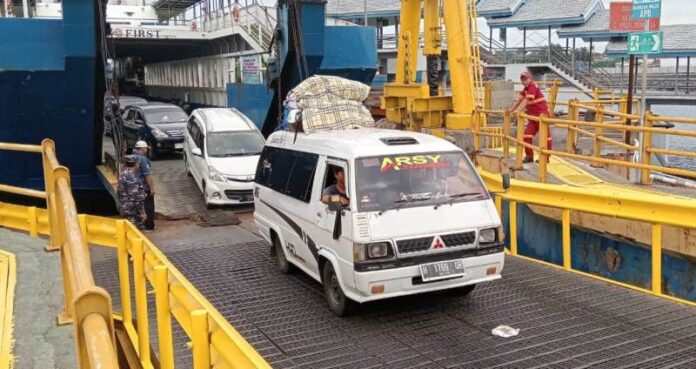 Deretan kendaraan pemudik dari Bali turun dari kapal di Pelabuhan Ketapang, Banyuwangi, Rabu (4/4/2024). (Foto/udi)