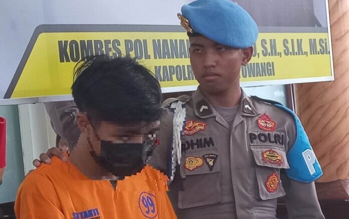 Salah satu terduga pelaku sindikat peredaran narkoba di Banyuwangi dengan barang bukti 6,1 kilogram sabu diamankan ke Polresta Banyuwangi, Jumat (5/4/2024). (Foto/udi)