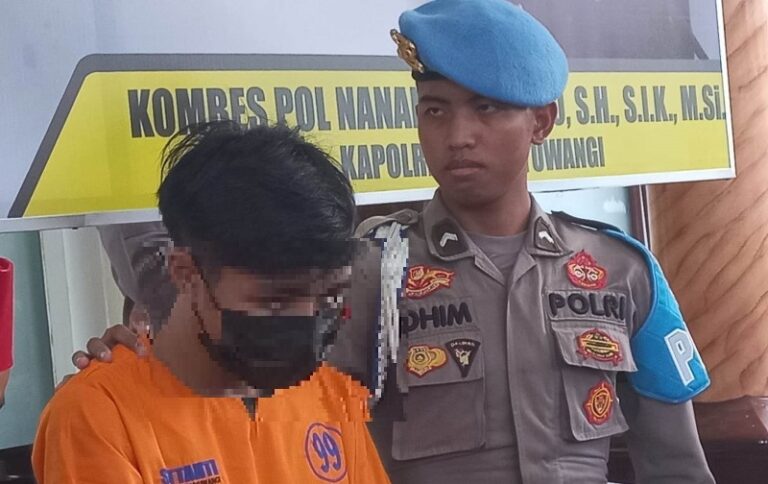 Salah satu terduga pelaku sindikat peredaran narkoba di Banyuwangi dengan barang bukti 6,1 kilogram sabu diamankan ke Polresta Banyuwangi, Jumat (5/4/2024). (Foto/udi)