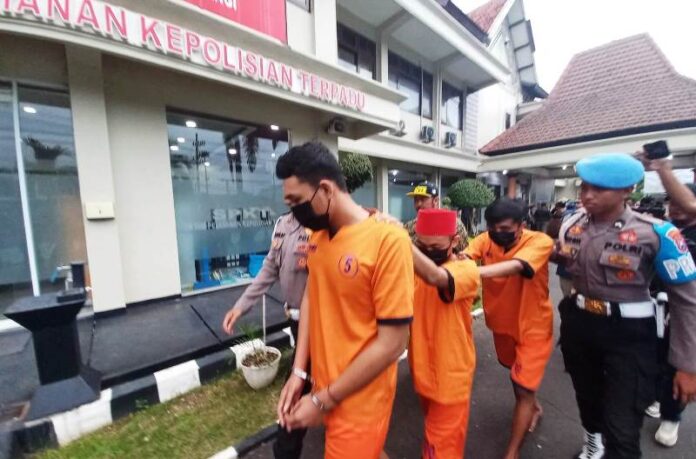 Tiga tersangka kasus sabu seberat 6,1 kilogram diamankan di Polresta Banyuwangi, Jumat (5/4/2024). (Foto/udi)