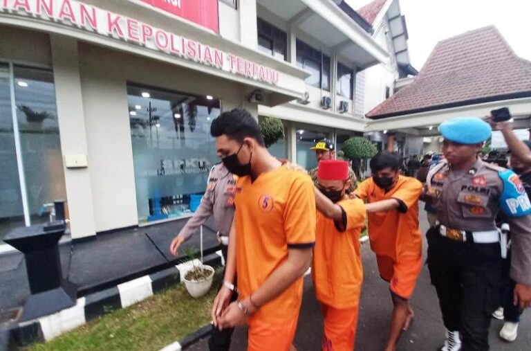 Tiga tersangka kasus sabu seberat 6,1 kilogram diamankan di Polresta Banyuwangi, Jumat (5/4/2024). (Foto/udi)