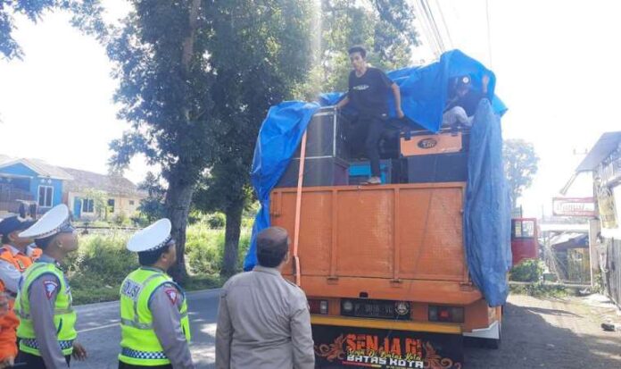 Polisi di Kalibaru, Banyuwangi pulangkan rombongan sound horek, Sabtu (6/4/2024). (Foto/Humas Polresta Banyuwangi)