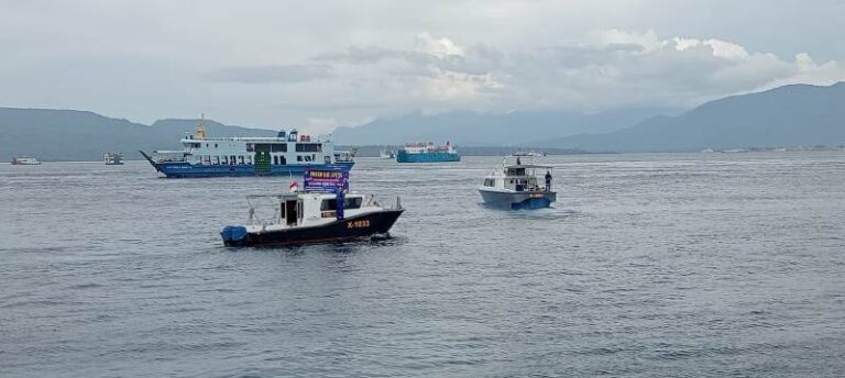 Kapal Dirpolairud Polda Jatim menggelar patroli di Selat Bali, Minggu (7/4/2024). (Foto/udi)