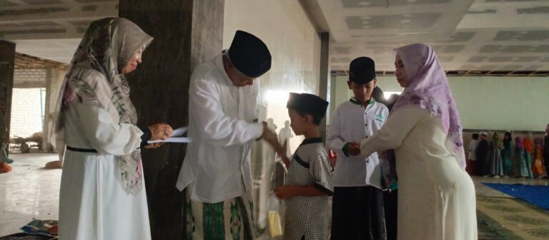 Jelang Lebaran, dr Titin Santuni Anak Yatim di Balongpanggang