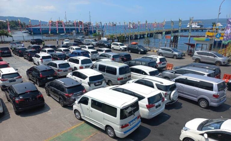 Antrean kendaraan roda empat di Pelabuhan Ketapang, Banyuwangi, Minggu (7/4/2024). (Foto/udi)