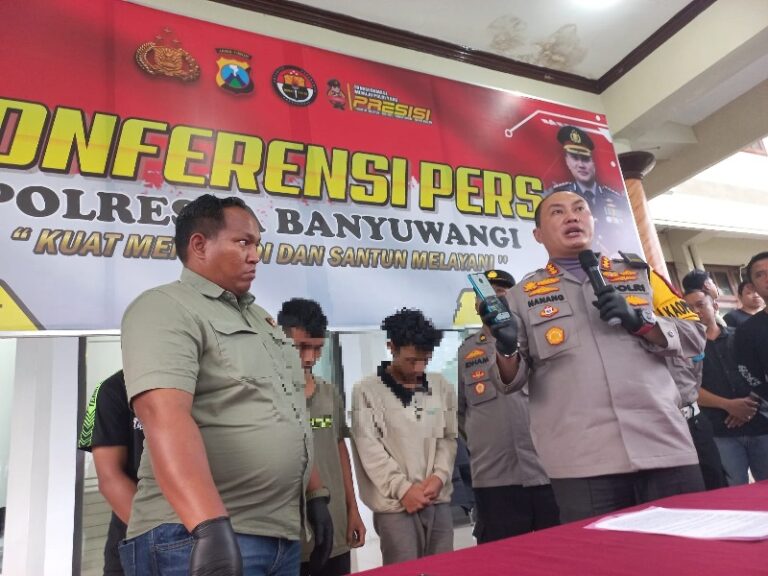 Kapolresta Banyuwangi Kombes Pol. Nanang Haryono didampingi Kasat Reskrim Kompol Andrew Vega menunjukkan bukti kabar hoaks di medsos terkait suap izin battle sound, Selasa (9/4/2024). (Foto/udi)