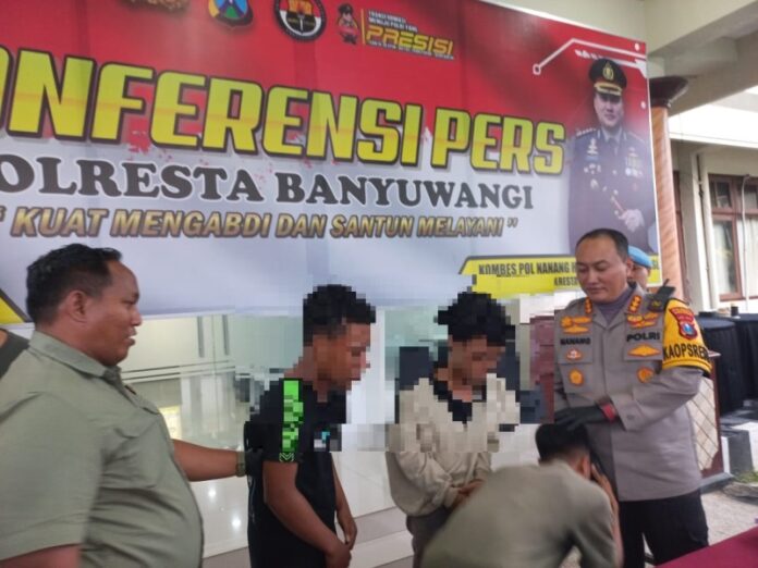 WhatsApp Image 2024-04-09 at 12.14.29 Tiga terduga penyebar hoaks suap izin battle sound meminta pengampunan Kapolresta Banyuwangi Kombes Pol. Nanang Haryono, Selasa (9/4/2024). (Foto/udi)