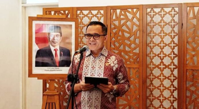 Menteri PAN RB Abdullah Azwar Anas memberikan pengumuman kelonggaran kerja ASN selama arus balik Lebaran, Sabtu (13/4/2024). (Foto/udi)