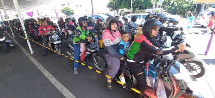 Pengendara roda dua memadati tenda di Pelabuhan Ketapang, Banyuwangi, Minggu (14/3/2024). (Foto/udi)