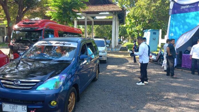 Kendaraan yang akan masuk Pelabuhan Ketapang, Banyuwangi melewati skrining tiket di Terminal Sritanjung, Minggu (14/4/2024). (Foto/udi)