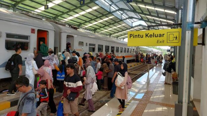 Penumpang KA terlihat ramai di wilayah Daop 9 Jember, Minggu (14/4/2024). (Foto/Humas Daop 9 Jember).