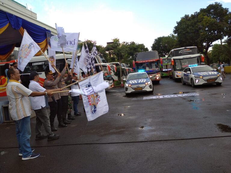 20 Bus Antar Ratusan Pemudik Balik Kerja Bareng BPKH