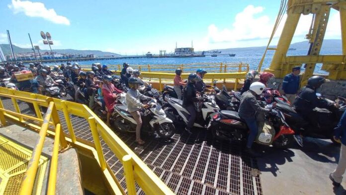 Pemudik yang akan kembali ke Bali dengan kendaraan roda dua antre masuk kapal di Pelabuhan Ketapang, Banyuwangi, Minggu (14/42024). (Foto/udi)