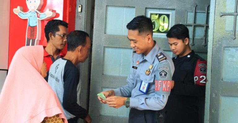 Petugas Lapas Banyuwangi memeriksa identitas pengunjung, belum lama ini. (Foto/Dok. Lapas Banyuwangi)