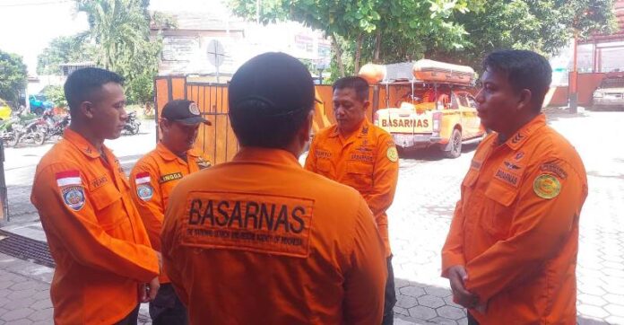 Tim SAR Ketapang, Banyuwangi Bersiap melakukan pencarian pemuda yang hilang di sungai Desa/Kecamatan Purwoharjo, Banyuwangi, Selasa (16/4/2024). (Foto/Dok.SAR Ketapang)