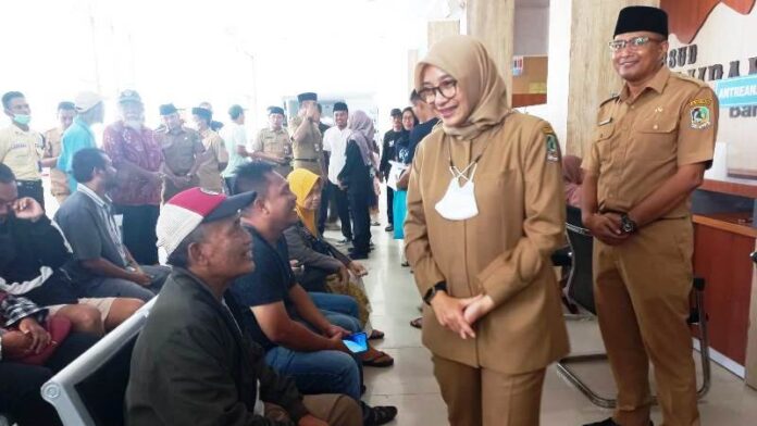 Bupati Banyuwangi Ipuk Fiestiandani menyapa pasien di RSUD Blambangan dalam sidak, Selasa (16/4/2024). (Foto/udi)
