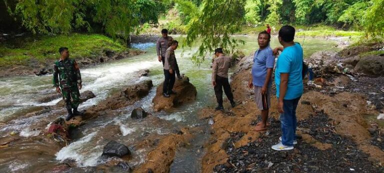 Polisi melakukan penyisiran di lokasi hanyutnya seorang pemuda di sungai Desa Purwoharjo, Kecamatan Purwoharjo, Banyuwangi, Selasa (16/4/2024). (Foto/Polsek Purwoharjo).