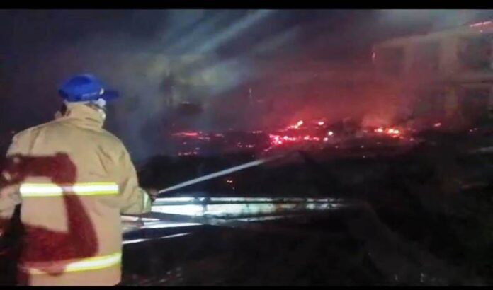Petugas Damkarmat Banyuwangi menjinakkan api yang membakar kandang ayam di Desa Wonosobo, Kecamatan Srono, Kamis (18/4/2024). (Foto/Dok.Damkarmat Banyuwangi)