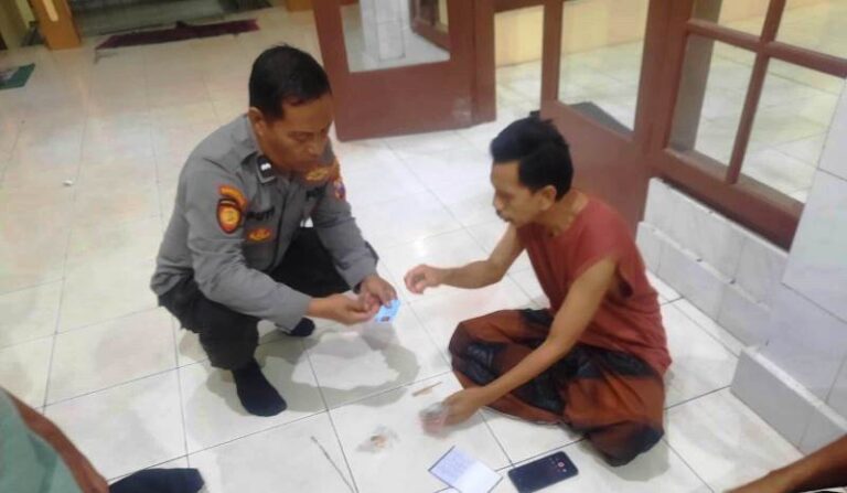 Personel Polsek Wongsorejo, Banyuwangi melakukan olah TKP dugaan pencurian kotak amal di Masjid Baiturahhman, Desa Alasbuluh, Kecamatan Wongsorejo, Jumat (19/4/2024). (Foto/Kapolsek Wongsorejo)