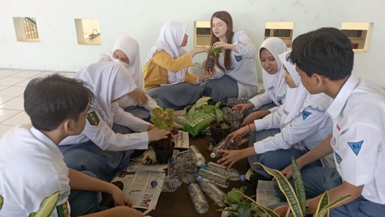 Hari Bumi se-Dunia, Siswa Asing Smamda Surabaya Ajak Olah Barang Bekas